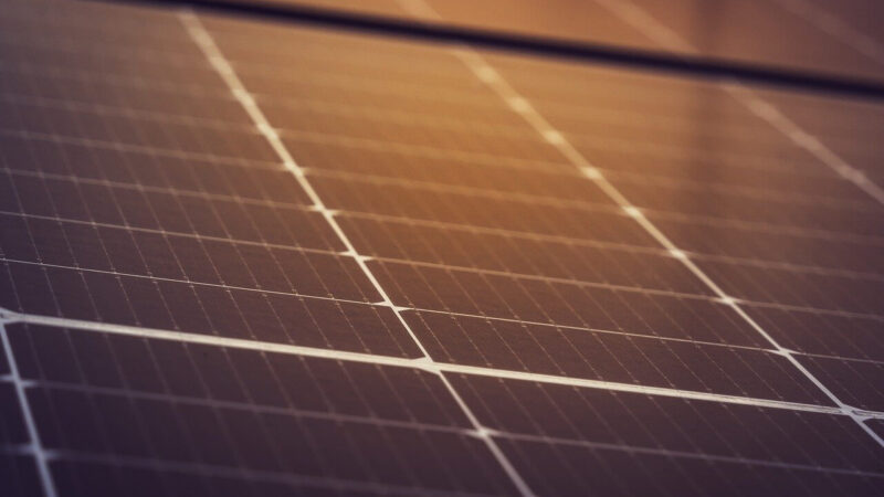 Carporty fotowoltaiczne – nowoczesne połączenie ochrony pojazdu i produkcji energii