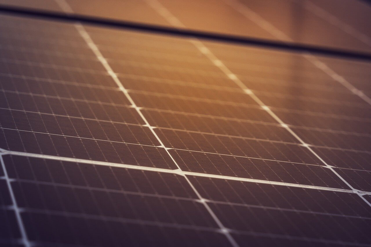 Carporty fotowoltaiczne – nowoczesne połączenie ochrony pojazdu i produkcji energii